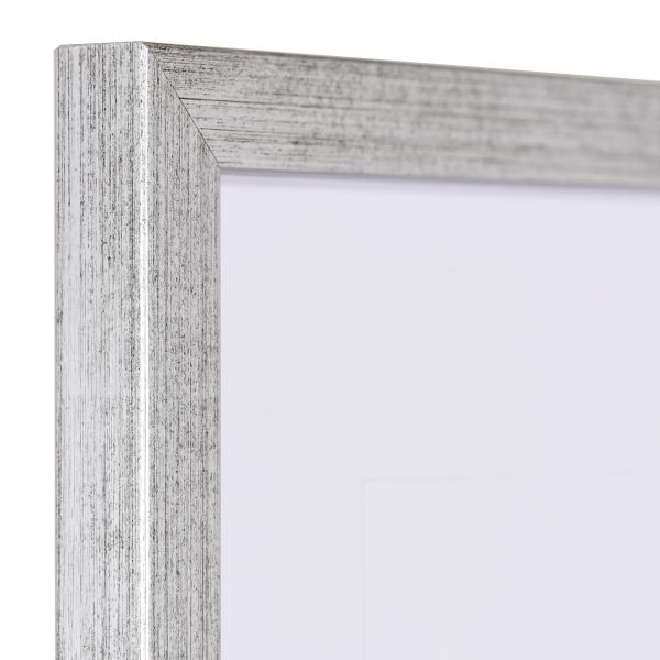 Holz-Profil Top S, silber - Ecke Ansicht der Ecke eines schmalen, silberen Bilderrahmens mit sichtbarer Holzstruktur und glatter Oberfläche